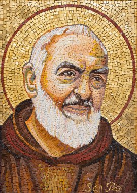 RAVENNA, İTALYA - 28 HAZİRAN 2020: Pater Pio 'nun mozaiği Chruch Chiesa di Santa Maria Maddalena.