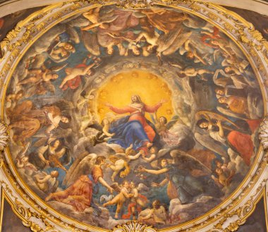 RAVENNA, ITALY - 28 Ocak 2020: Giovanni Battista Barbiani 'nin (18 cent' in başlangıcı) Duomo 'nun (katedral) yan kubbesinden Meryem' in freco zaferi..)