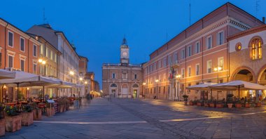 Ravena - Alacakaranlıkta Meydan Meydanı del Popolo.