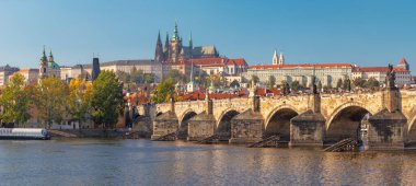 Prag - Charles Köprüsü, Kale ve Katedral 'in manzarası Vltava Nehri' ni silip süpürdü.