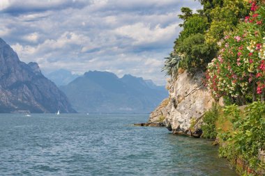 Malcesine - Arka planda Alpli Lago di Garda Gölü (Adamelo Grubu).