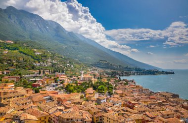 Malcesine Kalesi ve Lago di Garda Gölü.