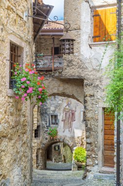 CANALE DI TENO, İTALYA - 9 Haziran 2019: St. Francis 'in kırsal köy evinin ön cephesindeki modern freski.