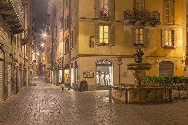 Bergamo - Alacakaranlıkta Piazza Vecchia Meydanı.
