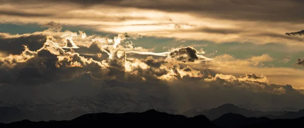 ブルナートからの風景の上の夕日の雲 Lago Como — ストック写真