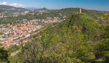 Como - Dağların ve Como Gölü 'nün arasındaki şehir.