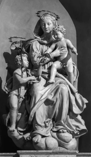 Parma Italia Abril 2018 Estatua Tallada Virgen Con Niño San —  Fotos de Stock