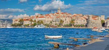 Hırvatistan - Eski Korcula kasabasının gezinti alanındaki manzarası.