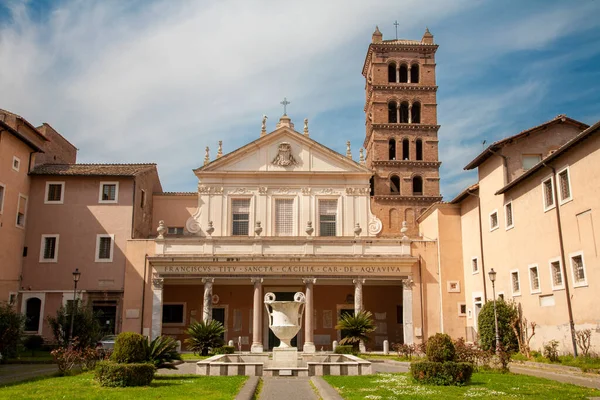 Roma Chiesa Santa Cecilia Atrio Con Fontana Foto Stock