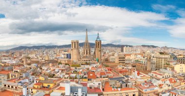 Barcelona - Şehrin panorması Merkezinde eski bir katedral var.