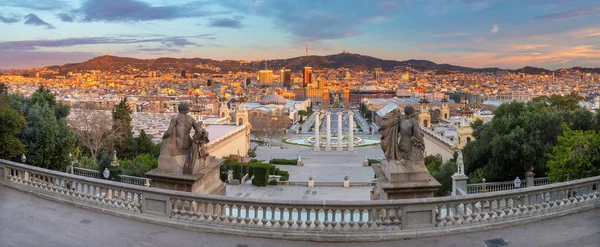 バルセロナ 日の出時にプラザ エスパーナと宮殿からのパノラマ — ストック写真