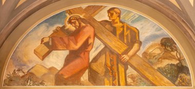 BARCELONA, SPAIN - 3 Mart 2020: Cyrene 'li fresk Simon, Santuario Nuestra del Sagrado Corazon' un (1960 Francesc Labarta) kilisesinde haçı taşımasına yardım eder.).