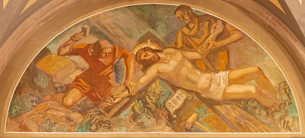 BARCELONA, SPAIN - 3 Mart 2020: İsa 'nın freski Francesc Labarta tarafından Santuario Nuestra del Sagrado Corazon (1960) kilisesindeki haça çivilenmiştir.).