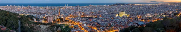 Barcelona Alacakaranlıkta Şehrin Manzarası — Stok fotoğraf
