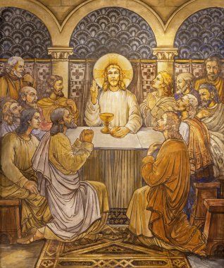 BARCELONA, SPAIN - 2 Mart 2020: Joan Sola Roma 'nın Parroquia Santa Teresa de l' Infant Jesus (1944) kilisesindeki son akşam yemeğinin modern freski).