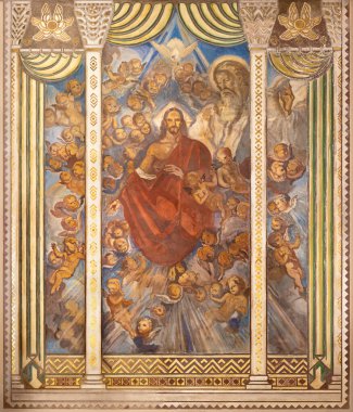 BARCELONA, İSPAN - 3 Mart 2020: İsa 'nın freski Francisco Labarta' nın Parroquia Santa Teresa de l 'Infant Jesus kilisesindeki pederin sağ elinde oturuyordu (20 sent..).