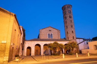Ravenna - Akşam karanlığında Sant Apolinare Nuovo Kilisesi Bazilikası 'nın kapısı.