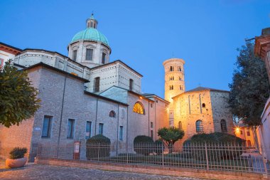 Ravenna - Duomo (Katedral) ve Vaftiz Battistero Neoniano alacakaranlıkta.