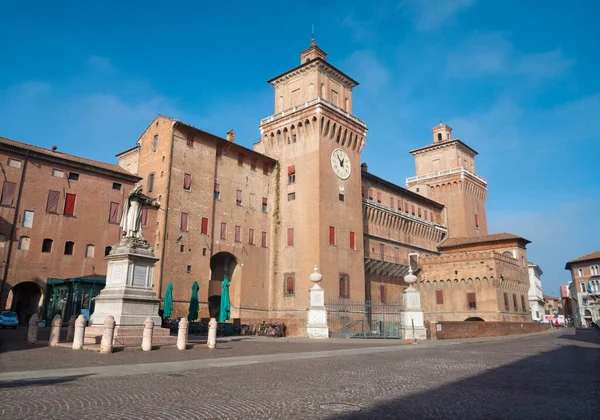 Ferrara Castello Estense Con Memoriale Girolamo Savonarola — Foto Stock