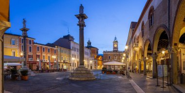 RAVENNA, İTALYA 27 HAZİRAN 2020 Alacakaranlıktaki Meydan del Popolo.