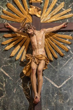 RAVENNA, İtalya - 27 Ocak 2020: Barok Kilisesi Chiesa di Santa Maria del Suffragio 'da çarmıha gerilen İsa' nın heykeli D. Toschini (1752)).