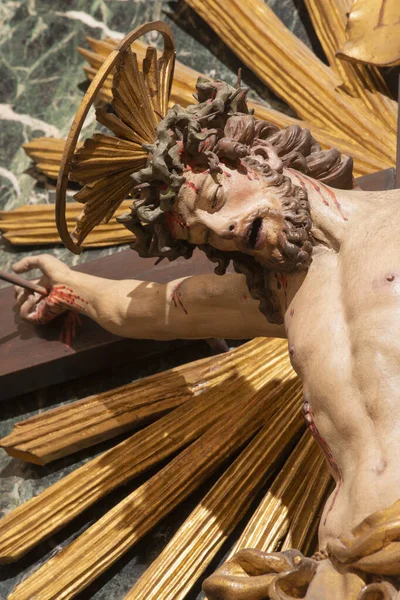 Ravenna Włochy Styczeń 2020 Rzeźbiona Figura Jezusa Krzyżu Barokowym Kościele — Zdjęcie stockowe