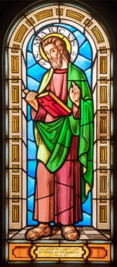 BARCELONA, İSPAN - 3 Mart 2020 Kilisedeki Nuestra del Sagrado Corazon mozaiğindeki vaiz Aziz Mark.