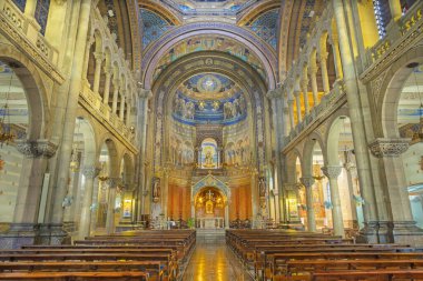 BARCELONA, SPAIN - 3 Mart 2020: The nave of chruch Santuari de la Mare de Deu del Carme (Carmelites).