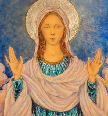 BARCELONA, SPAIN - 2 Mart 2020: Bilinmeyen bir sanatçı tarafından Parroquia de la Mare de Deu de Nuria kilisesinin sunağında Meryem Ana 'nın modern maketi.