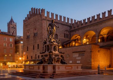 Bologna - Fontana di Nettuno veya Neptün çeşmesi Piazza Maggiore meydanında sabah karanlığında Tommaso Laureti (1565) tarafından tasarlandı.).