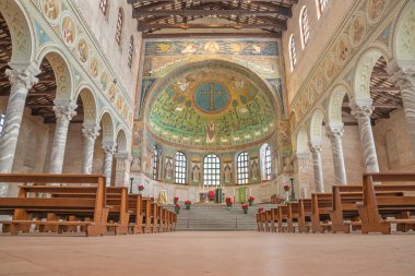 RAVENNA, İTALYA - 29 HAZİRAN 2020: Sant Apollinare Kilisesi Bazilikası 6 cent 'ten.