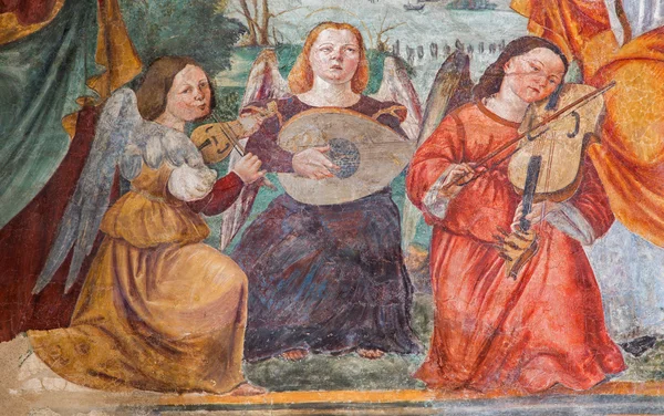 PADUA, ITALIA - 9 DE SEPTIEMBRE DE 2014: El fresco de los ángeles con los instrumentos musicales de Bonino da Campione (14. céntimo.) en la iglesia de El Eremitani como el detalle de en la tumba de Umberto da Carrara . — Foto de Stock