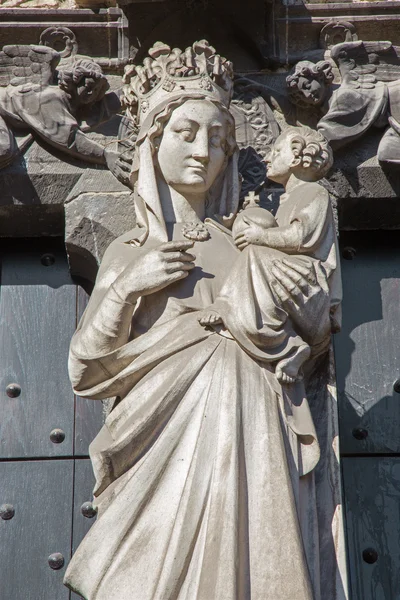 BRUGES, BELGIE - 12. června 2014: Socha Panny Marie na portálu kostela. — Stock fotografie