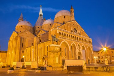 Padova, İtalya - 8 Eylül 2014: Yerebatan del santo veya Padova alacakaranlık akşam içinde Aziz anthony Bazilikası.