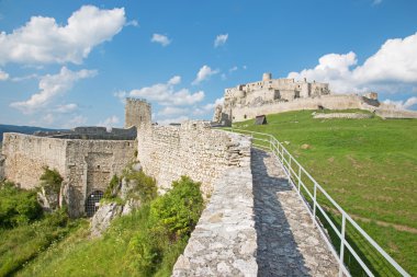 Spissky Kalesi - castle courtyard duvarın üzerinden aşağı üzerinden bakmak