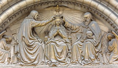 Brussels, Belçika - 15 Haziran 2014: Meryem Ana corronation notre dame de la chapelle Gotik kilise adamı Portal.