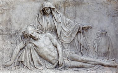 Brussels, Belçika - 15 Haziran 2014: pieta kilise notre dame aux zenginlikleri içinde mermer kabartma Claireleri