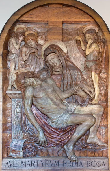 Padwa, Włochy - zm. 10 września 2014: ulga pieta przez amleto sartori (1940) w kościele chiesa di santa maria del torresino. — Zdjęcie stockowe