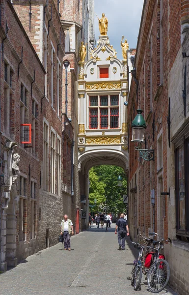 BRUGES, BÉLGICA - 12 DE JUNIO DE 2014: Al fondo del Ayuntamiento y la calle Blinde Ezelstraat . —  Fotos de Stock