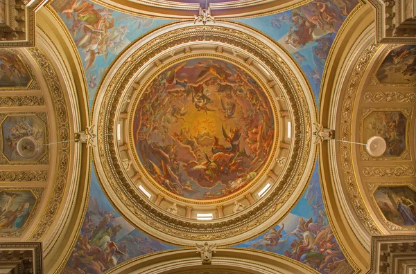 BERGAMO, ITALIE - 8 SEPTEMBRE 2014 : La coupole de l'église Santa Maria Immacolata delle Grazie avec le frosco "Gloire de Marie" comme motif central par Enrico Scuri (1863-1868 ). — Photo