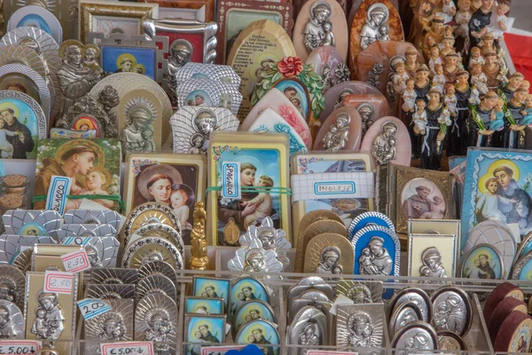 Padua, italien - 10. september 2014: die religiösen souvenirs aus der basilika des heiligen antony of padua (basilica del santo)). — Stockfoto