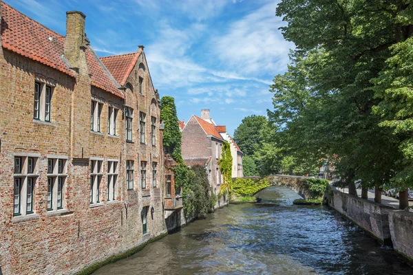 Brujas - Mira desde la calle Steenhouwersdijk al canal típicamente casas de ladrillo . — Foto de Stock