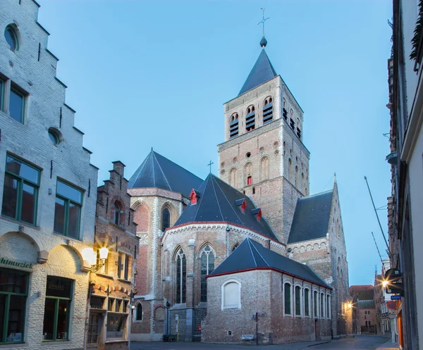 Bruges, Belçika - 12 Haziran 2014: kilise st. Jacob sabah sis içinde. — Stok fotoğraf