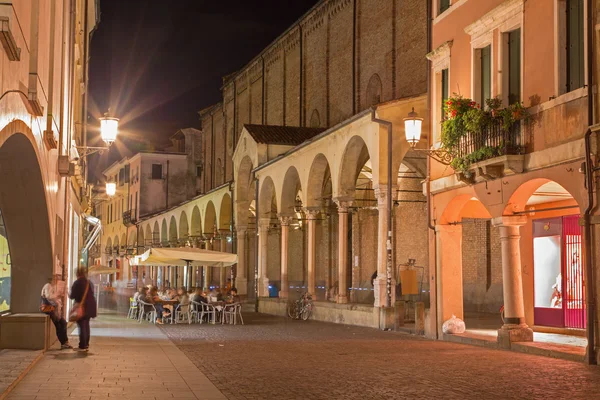 PADUA, ITALIA - 10 SEPTEMBRIE 2014: Biserica Santa Maria dei Servi și Via Roma pe timp de noapte . — Fotografie, imagine de stoc