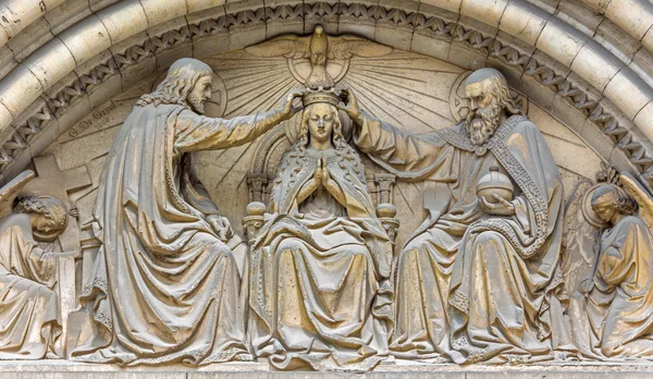 BRUXELLES, BELGIQUE - 15 JUIN 2014 : Le couronnement de la Vierge Marie sur le portail des hommes de l "église gothique Notre Dame de la Chapelle . — Photo