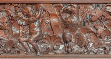 Bruges, Belçika - 13 Haziran 2014: evangelist olarak angel ve kartal kabartması Aziz Matta ve st. john karmelietenkerk (carmelites Kilisesi) Karmelit victor van de heilige tarafından oyulmuş jacob 17. yüzde.