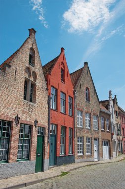 Bruges, Belçika - 13 Haziran 2014: genellikle ev kanalına sint annarei sokak üzerinde.