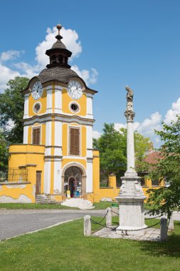 Spisska kapitula - st. john nepomuk sütun anb Saat Kulesi. UNESCO Anıtı.