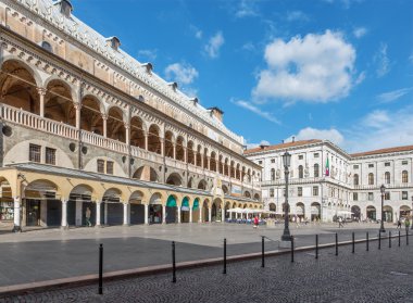 Padova, İtalya - 10 Eylül 2014: piazza delle erbe ve palazzo della ragione.