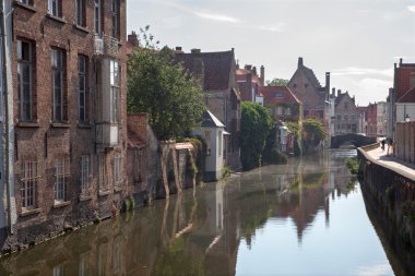 Bruges, Belçika - 12 Haziran 2014: kanal üzerinden spaanse loskaai sokak
